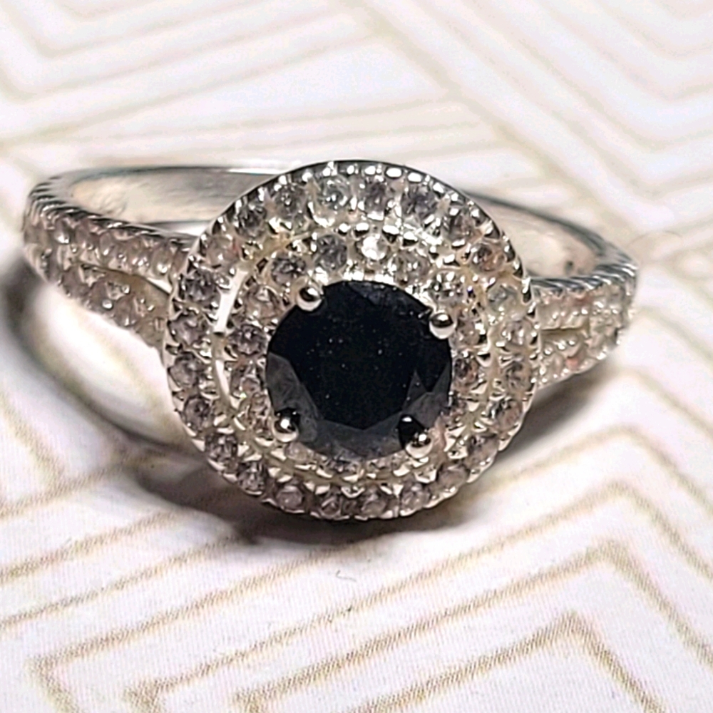 NWOT; sparkly halo diamond ring CZ